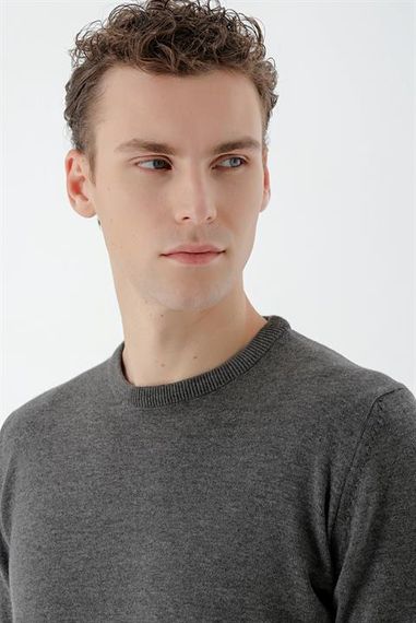 Мужской фюме базовый свитер с круглым вырезом Dynamic Fit удобного кроя - фото 4