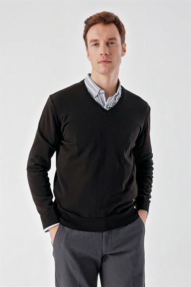 ملابس تريكو مريحة برقبة على شكل حرف V للرجال من Morven باللون الأسود الأساسي - صورة 2