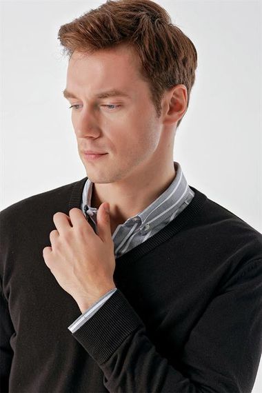 ملابس تريكو مريحة برقبة على شكل حرف V للرجال من Morven باللون الأسود الأساسي - صورة 4