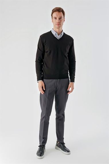 ملابس تريكو مريحة برقبة على شكل حرف V للرجال من Morven باللون الأسود الأساسي - صورة 5