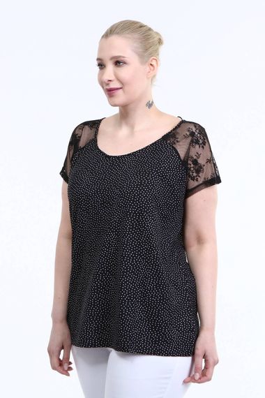 Короткий кружевной футболка большого размера черного цвета - фото 4