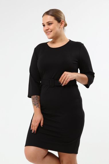 Чорна сукня з поясом больших розмірів, короткими рукавами, виготовлена з трикотажу, здатна підкреслити ваш стиль та комфорт - фото 4