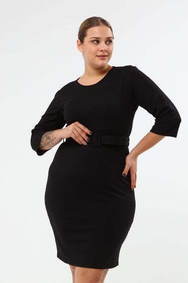 Чорна сукня з поясом больших розмірів, короткими рукавами, виготовлена з трикотажу, здатна підкреслити ваш стиль та комфорт - фото 2