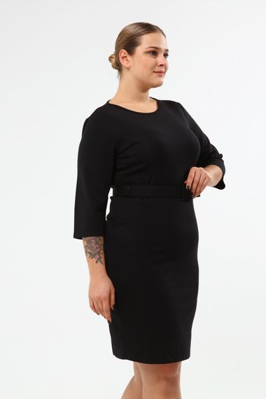 Чорна сукня з поясом больших розмірів, короткими рукавами, виготовлена з трикотажу, здатна підкреслити ваш стиль та комфорт - фото 3