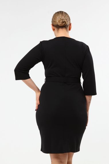 Чорна сукня з поясом больших розмірів, короткими рукавами, виготовлена з трикотажу, здатна підкреслити ваш стиль та комфорт - фото 5