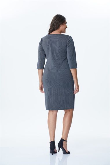 Трикотажна сукня великих розмірів, велосипедний виріз, 3/4 рукави, зручний фасон, синій колір, середня товщина, 69% поліестер, 25% віскоза, 4% еластан - фото 3