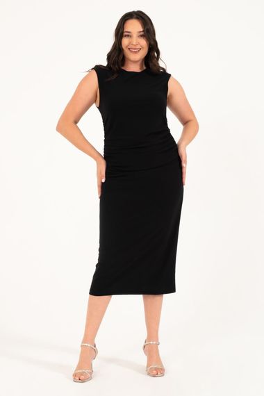 Платье миди с подкладкой и рюшей по бокам для больших размеров, черное, удобное, без рукавов, состав: 95% полиэстер, 5% эластан - фото 1