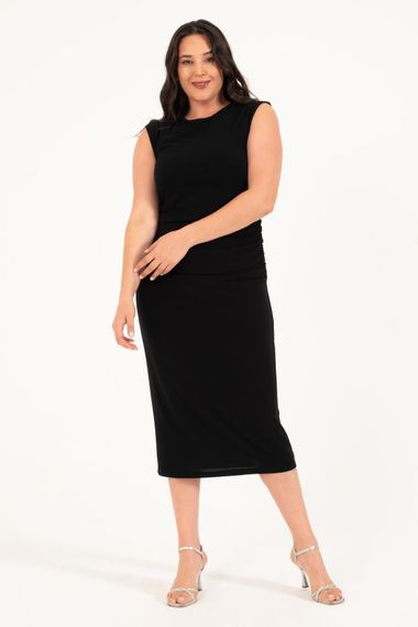 Платье миди с подкладкой и рюшей по бокам для больших размеров, черное, удобное, без рукавов, состав: 95% полиэстер, 5% эластан - фото 3