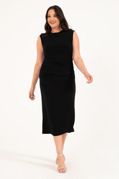 Платье миди с подкладкой и рюшей по бокам для больших размеров, черное, удобное, без рукавов, состав: 95% полиэстер, 5% эластан - фото 2