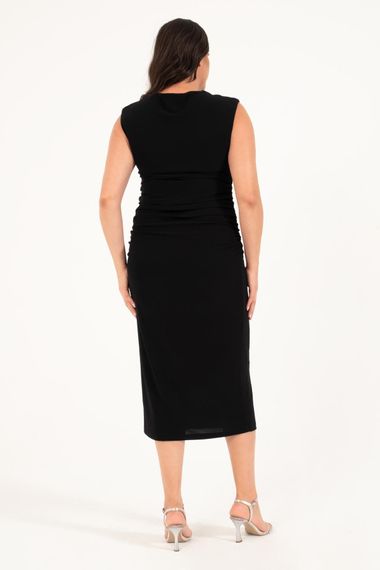 Платье миди с подкладкой и рюшей по бокам для больших размеров, черное, удобное, без рукавов, состав: 95% полиэстер, 5% эластан - фото 5