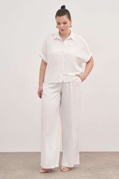 قميص قصير الأكمام كبير الحجم بتصميم مريح 100% فسكوز، متوفر بأحجام مختلفة ولون أبيض - صورة 5