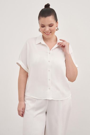 قميص قصير الأكمام كبير الحجم بتصميم مريح 100% فسكوز، متوفر بأحجام مختلفة ولون أبيض - صورة 3
