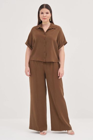 قميص قصير الأكمام بحجم كبير بلون بني مع تصميم مريح وقماش ناعم بنسبة 62% ليوسيل و38% فسكوز - صورة 2