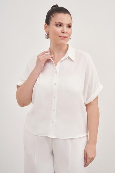 قميص قصير الأكمام كبير الحجم بتصميم مريح 100% فسكوز، متوفر بأحجام مختلفة ولون أبيض - صورة 1