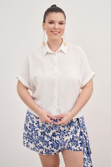 قميص قصير الأكمام كبير الحجم بتصميم مريح 100% فسكوز، متوفر بأحجام مختلفة ولون أبيض - صورة 2