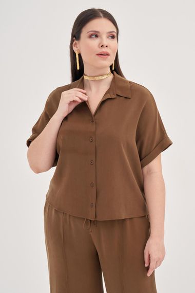 قميص قصير الأكمام بحجم كبير بلون بني مع تصميم مريح وقماش ناعم بنسبة 62% ليوسيل و38% فسكوز - صورة 1