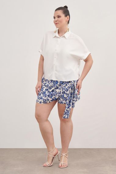 قميص قصير الأكمام كبير الحجم بتصميم مريح 100% فسكوز، متوفر بأحجام مختلفة ولون أبيض - صورة 4