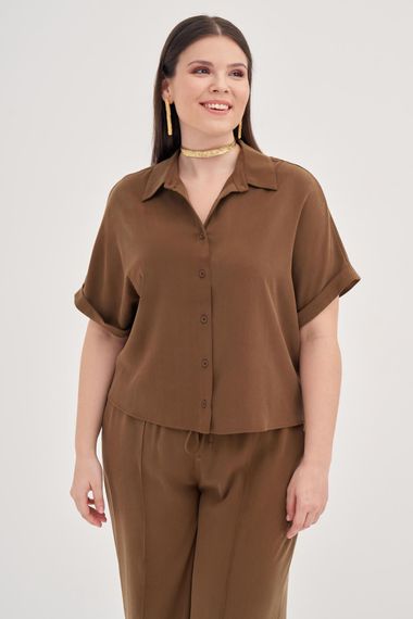 قميص قصير الأكمام بحجم كبير بلون بني مع تصميم مريح وقماش ناعم بنسبة 62% ليوسيل و38% فسكوز - صورة 3