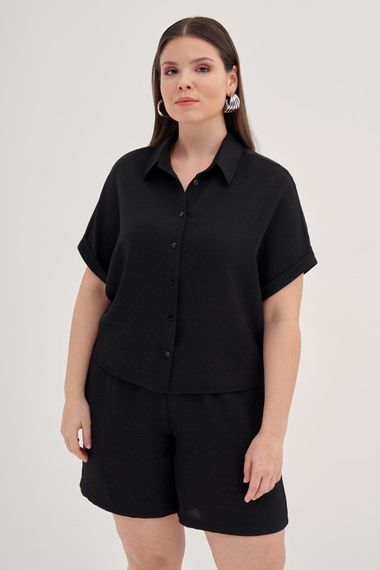 بلوزة قصيرة الأكمام بأحجام كبيرة، تصميم مريح، قماش بوليستر بنسبة 100%، لونها أسود، مثالية للإطلالات العصرية - صورة 1