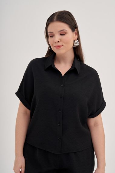بلوزة قصيرة الأكمام بأحجام كبيرة، تصميم مريح، قماش بوليستر بنسبة 100%، لونها أسود، مثالية للإطلالات العصرية - صورة 4