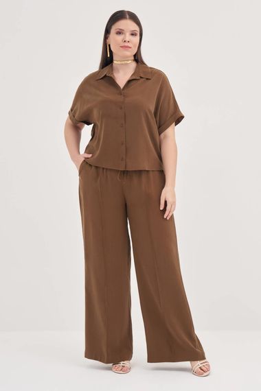 قميص قصير الأكمام بحجم كبير بلون بني مع تصميم مريح وقماش ناعم بنسبة 62% ليوسيل و38% فسكوز - صورة 4