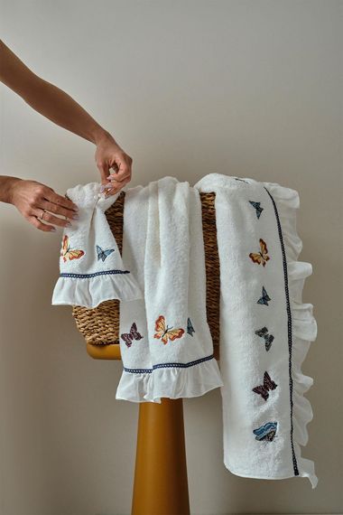 Laura Kelebek Nakışlı Havlu - fotoğraf 1
