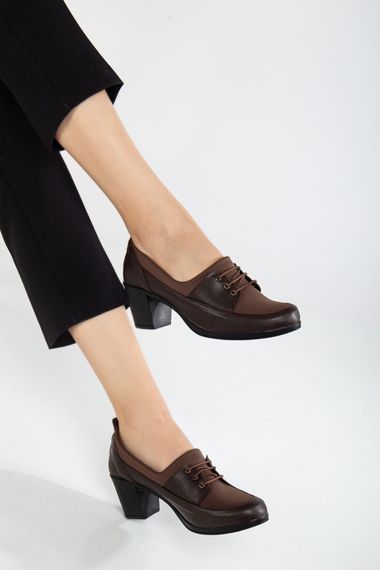 Жіночі коричневі шкіряні туфлі на підборах Ovis з 6 см підбором, зручні та стильні, підходять на повсякденне використання, стійкі до холоду - фото 2