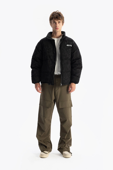 Чоловічий оверсайз пуховик з принтом, чорний, зі стягнутими манжетами, 100% поліестер, доступний у розмірах S, M, L, XL - фото 1