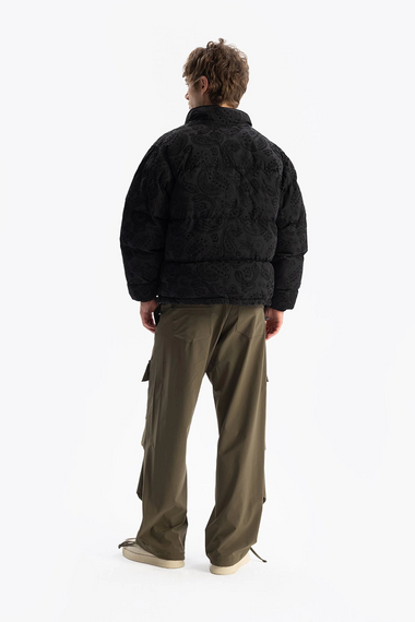 Чоловічий оверсайз пуховик з принтом, чорний, зі стягнутими манжетами, 100% поліестер, доступний у розмірах S, M, L, XL - фото 2