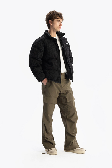 Чоловічий оверсайз пуховик з принтом, чорний, зі стягнутими манжетами, 100% поліестер, доступний у розмірах S, M, L, XL - фото 3