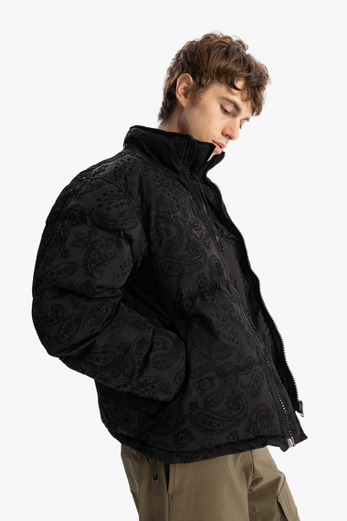 Чоловічий оверсайз пуховик з принтом, чорний, зі стягнутими манжетами, 100% поліестер, доступний у розмірах S, M, L, XL - фото 4