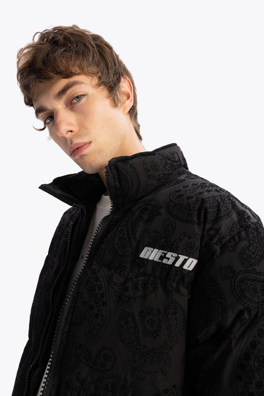 Чоловічий оверсайз пуховик з принтом, чорний, зі стягнутими манжетами, 100% поліестер, доступний у розмірах S, M, L, XL - фото 5