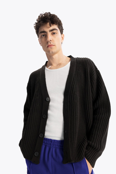Мужской oversize пуловер с V-образным вырезом из шерсти - черный - фото 3