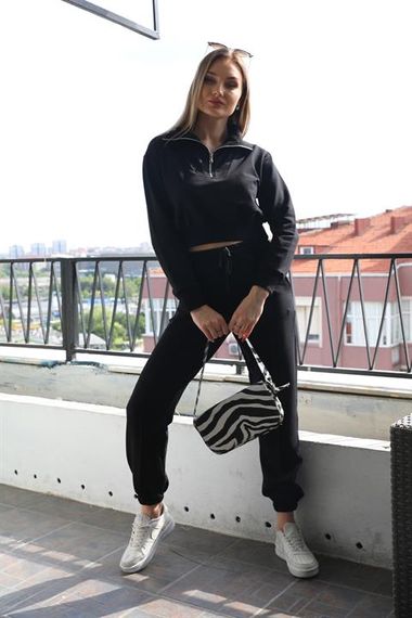 Кроп-тренд жіночий спортивний комплект чорного кольору, комфортний, дихаючий, з практичними кишенями та модною крою - фото 3