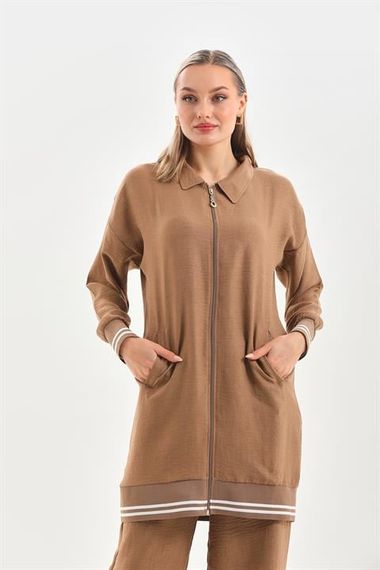 Женский повседневный комплект одежды с рубашкой и брюками цвета визон, выполненный из высококачественного материала, свободный и стильный - фото 3