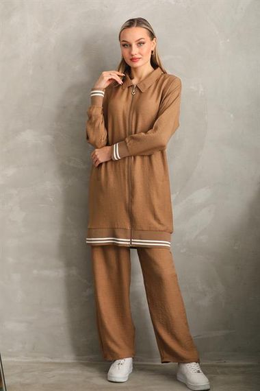 Женский повседневный комплект одежды с рубашкой и брюками цвета визон, выполненный из высококачественного материала, свободный и стильный - фото 1