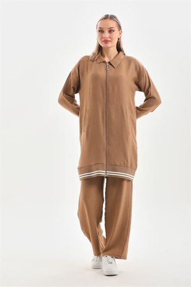 Женский повседневный комплект одежды с рубашкой и брюками цвета визон, выполненный из высококачественного материала, свободный и стильный - фото 5