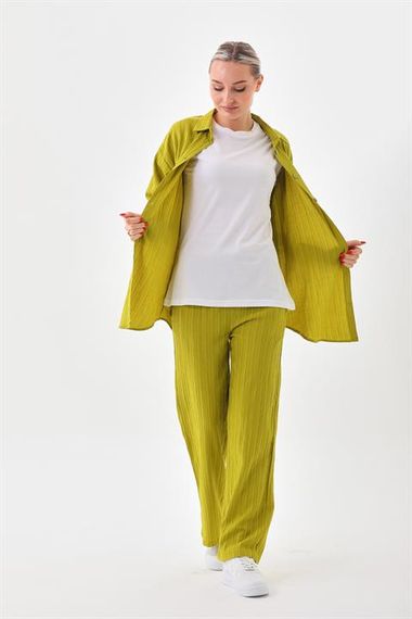 Женский дневной комплект из трех предметов: рубашка, брюки и футболка - ФИСТИК, зеленый цвет, высококачественная ткань Ayborin, удобный и стильный комплект - фото 2