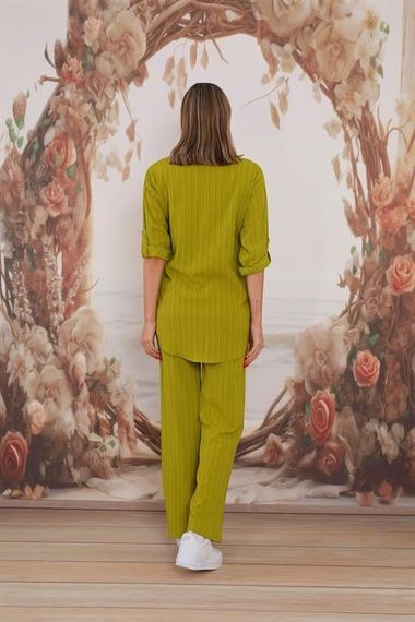 Женский дневной комплект из трех предметов: рубашка, брюки и футболка - ФИСТИК, зеленый цвет, высококачественная ткань Ayborin, удобный и стильный комплект - фото 3