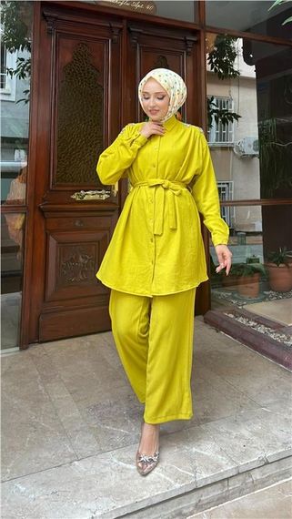 طقم ميموزا ذو الأكتاف المرصعة بتفاصيل حزام - لون زيتوني, مقاسات متعددة - صورة 2