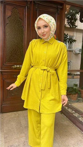 طقم ميموزا ذو الأكتاف المرصعة بتفاصيل حزام - لون زيتوني, مقاسات متعددة - صورة 4