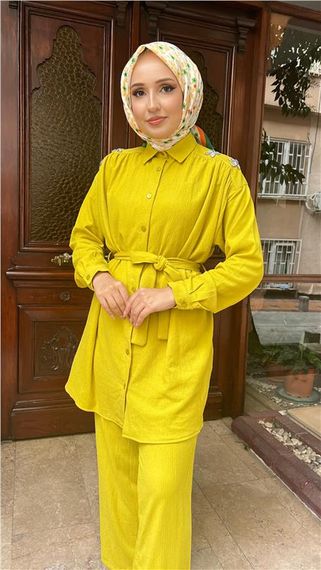 طقم ميموزا ذو الأكتاف المرصعة بتفاصيل حزام - لون زيتوني, مقاسات متعددة - صورة 3