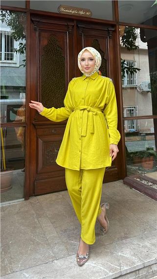 طقم ميموزا ذو الأكتاف المرصعة بتفاصيل حزام - لون زيتوني, مقاسات متعددة - صورة 1