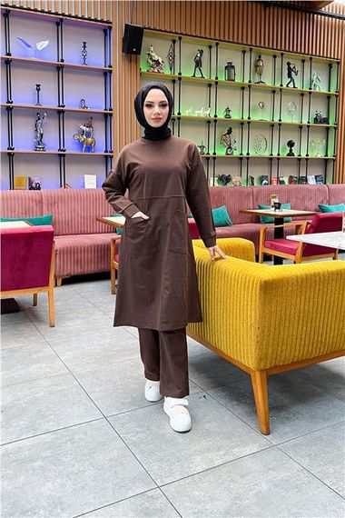 Сучасний спортивний комплект: подовжена туніка з двома кишенями, брюки, коричневий, еластичний матеріал, для чотирьох сезонів, рр. 38-46 - фото 1