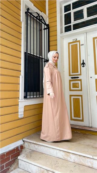 عباءة طويلة مصنوعة من القطن بلون بيج مع تفاصيل حزام وفتحات للركبة بأحجام متنوعة - صورة 5