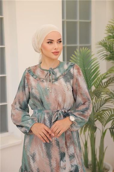 Сукня з довгим шифоном зеленого кольору з кавовим малюнком і поясом на талії, доступна в розмірах 38-46 - фото 4