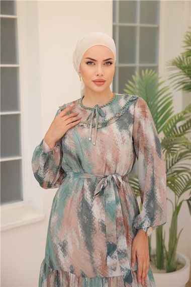 Сукня з довгим шифоном зеленого кольору з кавовим малюнком і поясом на талії, доступна в розмірах 38-46 - фото 5