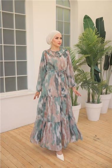 Сукня з довгим шифоном зеленого кольору з кавовим малюнком і поясом на талії, доступна в розмірах 38-46 - фото 2