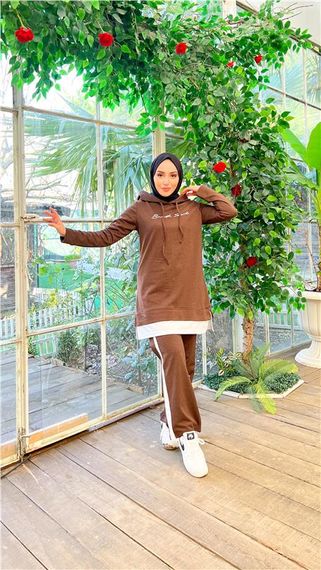 Yazı Baskılı Garni Detaylı Kapşonlu Kısa Sweat Pantolon İkili Tesettür Eşofman Takımı - 03080 - Kahverengi - fotoğraf 1