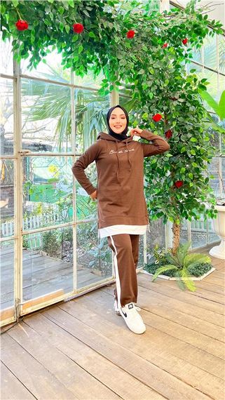 Yazı Baskılı Garni Detaylı Kapşonlu Kısa Sweat Pantolon İkili Tesettür Eşofman Takımı - 03080 - Kahverengi - fotoğraf 4